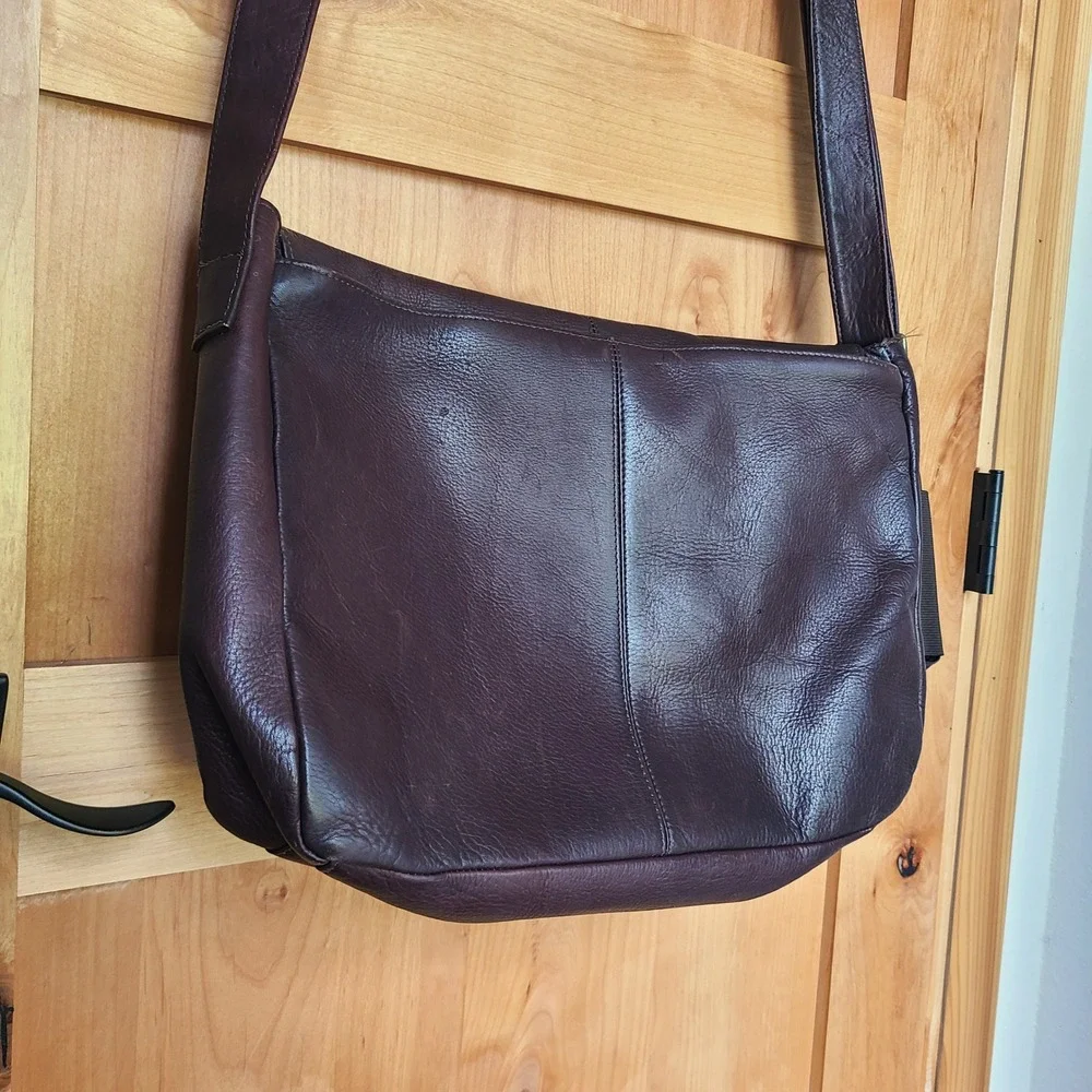Wilsons Leather Dark Brown Messenger Satchel Bag Adjustable Strap Classic Rugged